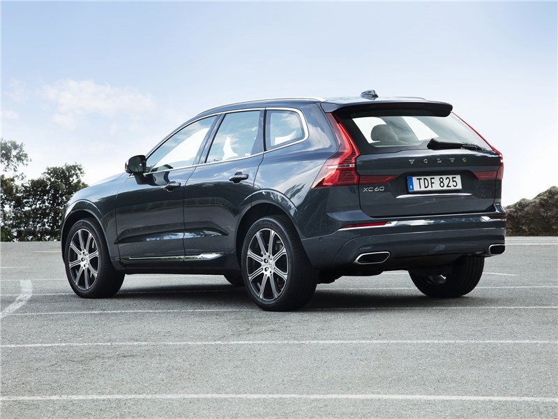 Volvo XC60 2018 вид сбоку сзади