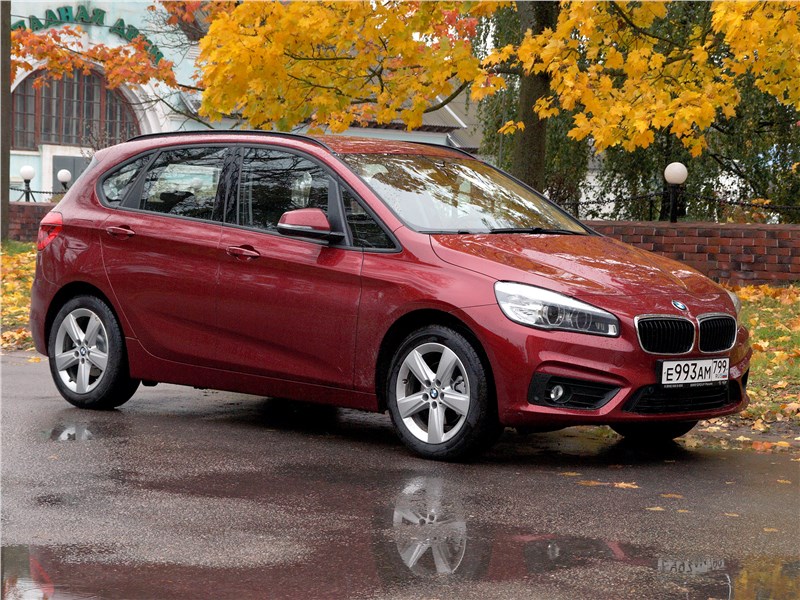 BMW 2 Series Active Tourer 2017 вид сбоку