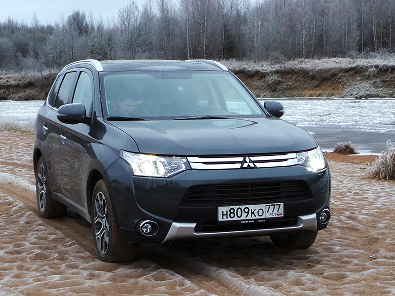 Mitsubishi Outlander 2014 вид спереди