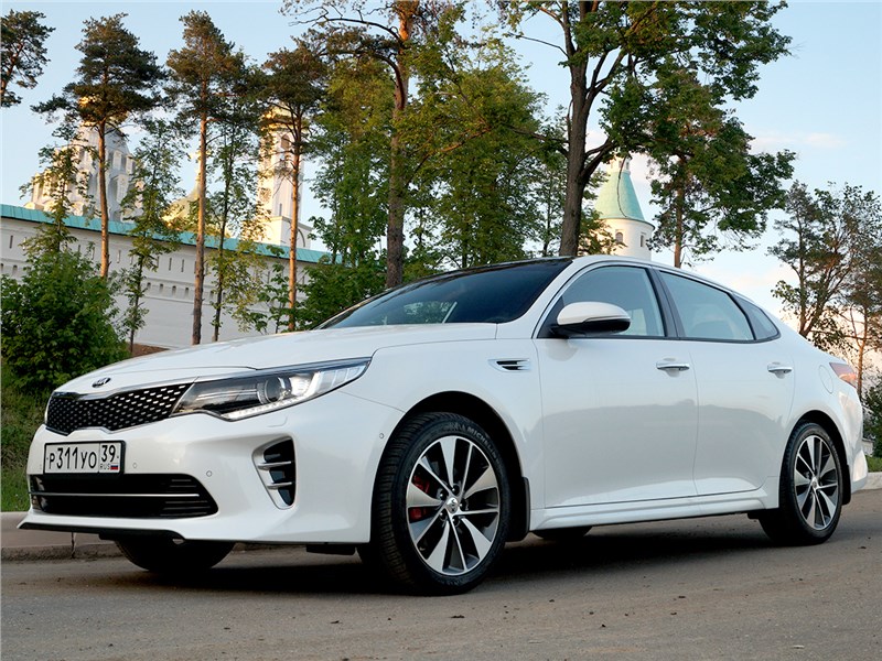 Kia Optima GT-Line 2016 вид сбоку спереди