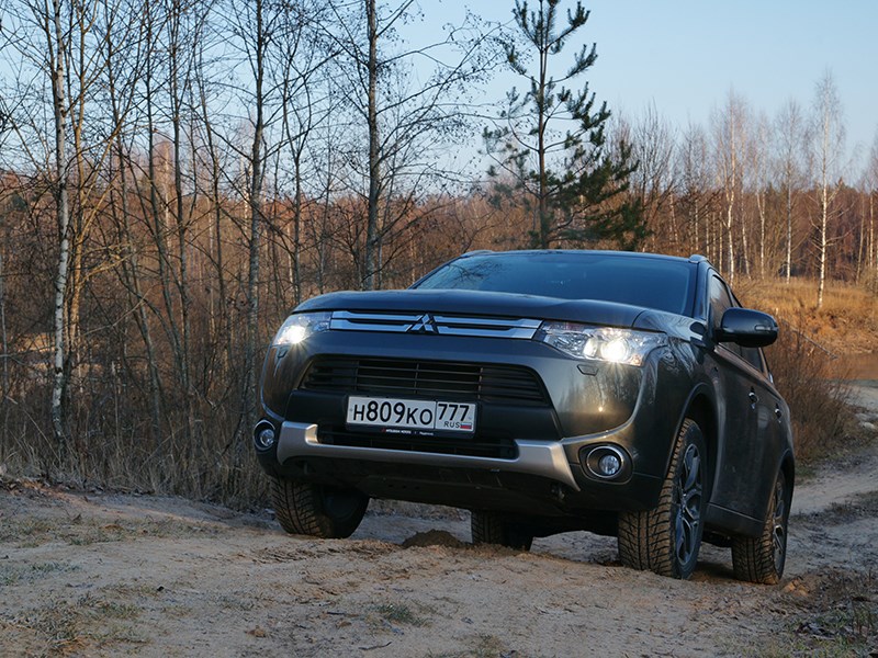 Mitsubishi Outlander 2014 вид спереди на подъеме