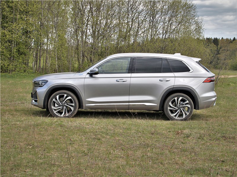 Geely Monjaro (2022) вид сбоку