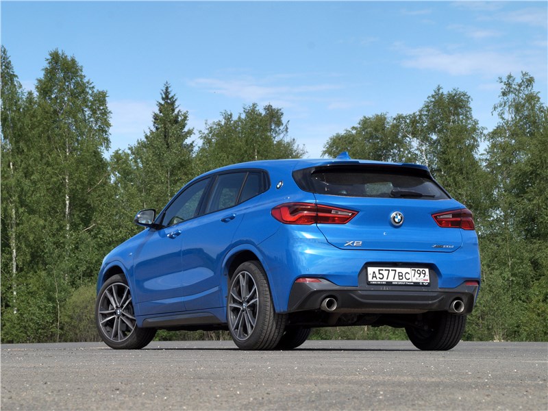 BMW X2 2019 вид сзади сбоку