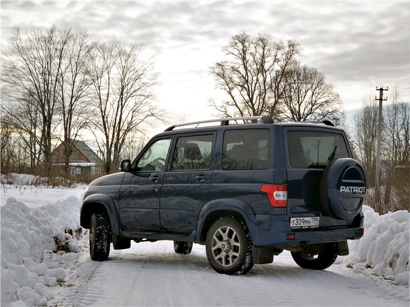 UAZ Patriot 2019 вид сзади сбоку