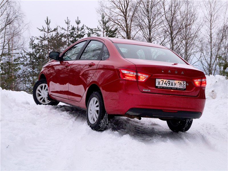 Lada Vesta 2015 вид сзади