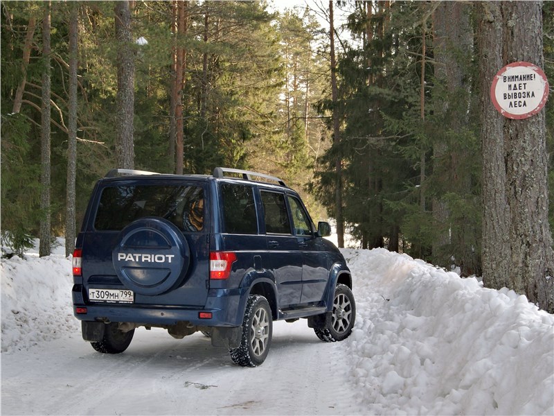 UAZ Patriot 2019 вид сзади