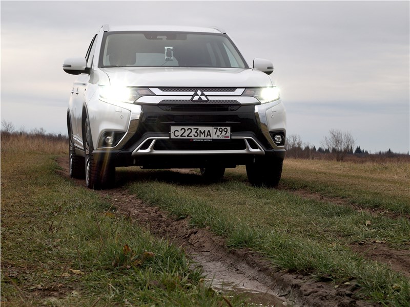 Mitsubishi Outlander 2018 вид спереди