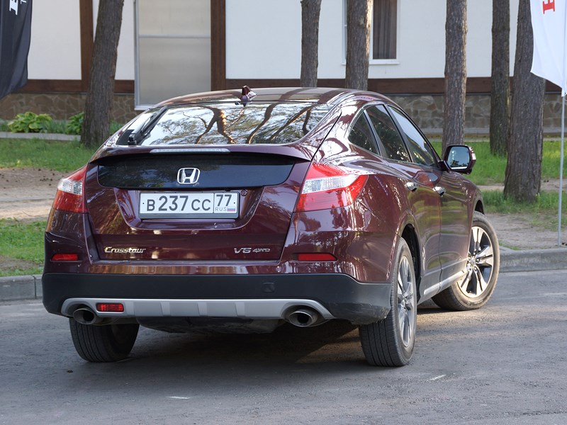 Honda Crosstour 2013 вид сзади