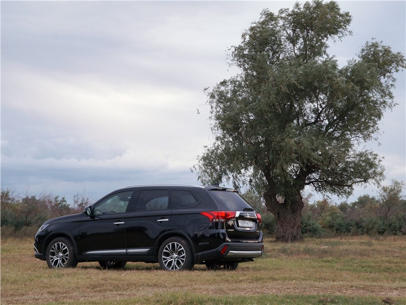 Mitsubishi Outlander 2016 вид сбоку