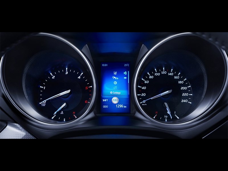 Toyota Avensis универсал 2015 приборная панель