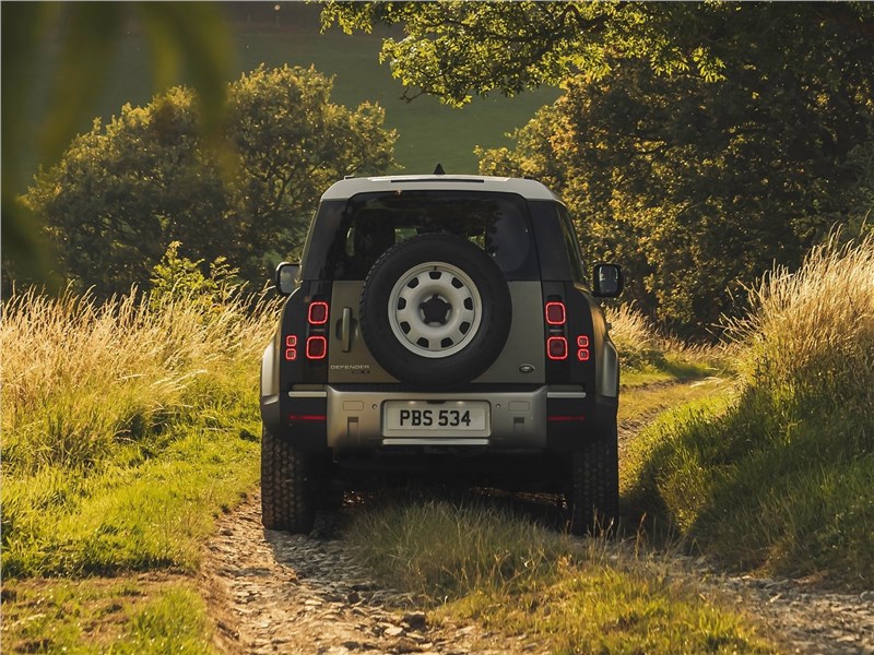 Land Rover Defender 90 2020 вид сзади