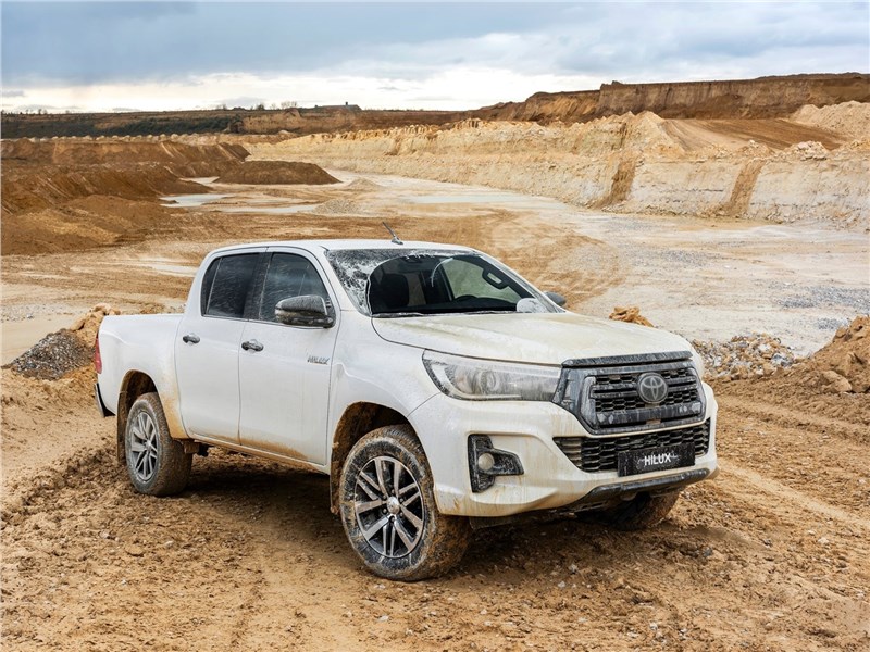 Toyota Hilux Special Edition 2019 вид спереди