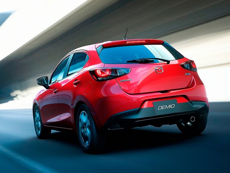 Mazda 2 2015 вид сзади