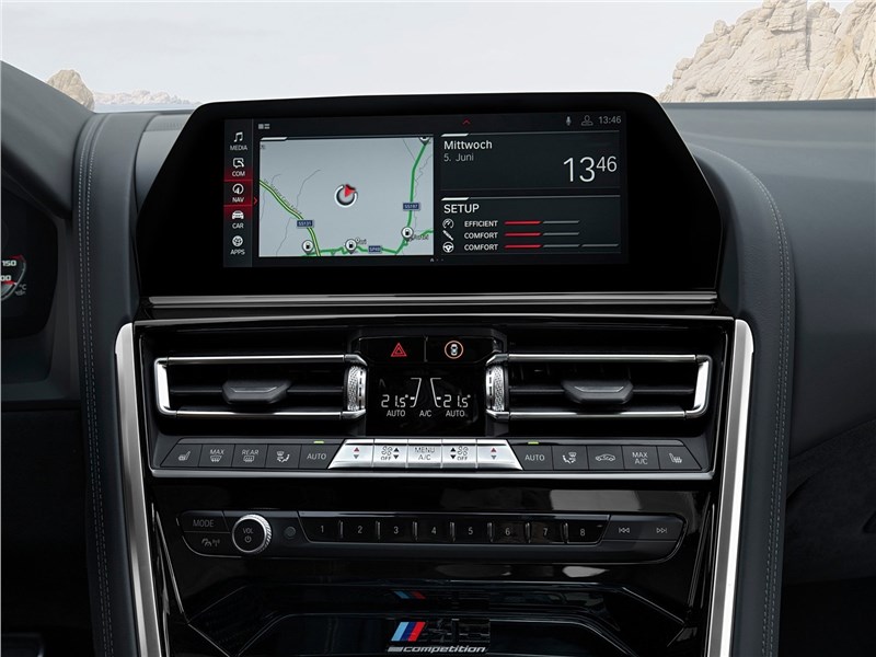 BMW M8 Competition Coupe 2020 центральная консоль