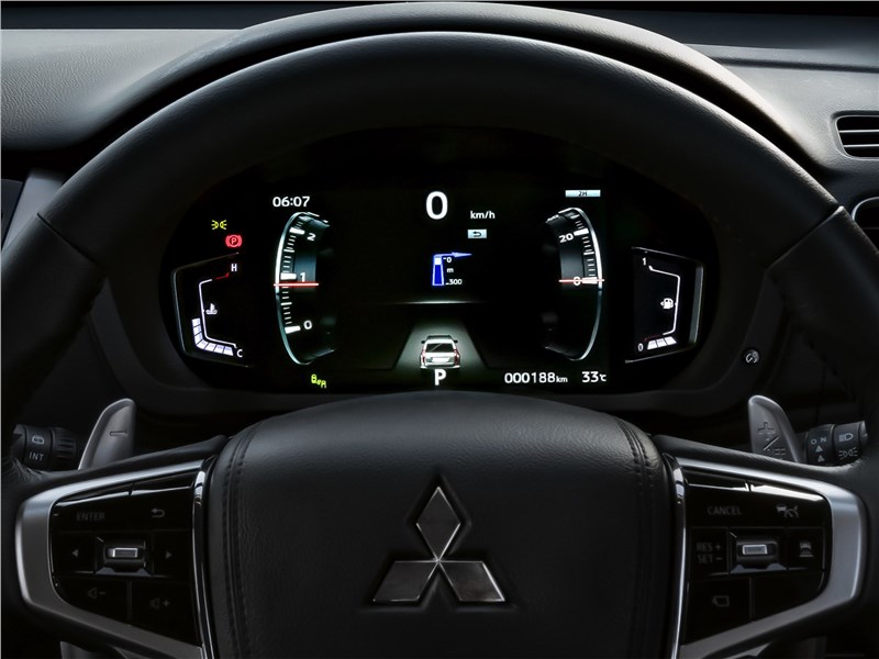 Mitsubishi Pajero Sport 2020 приборная панель