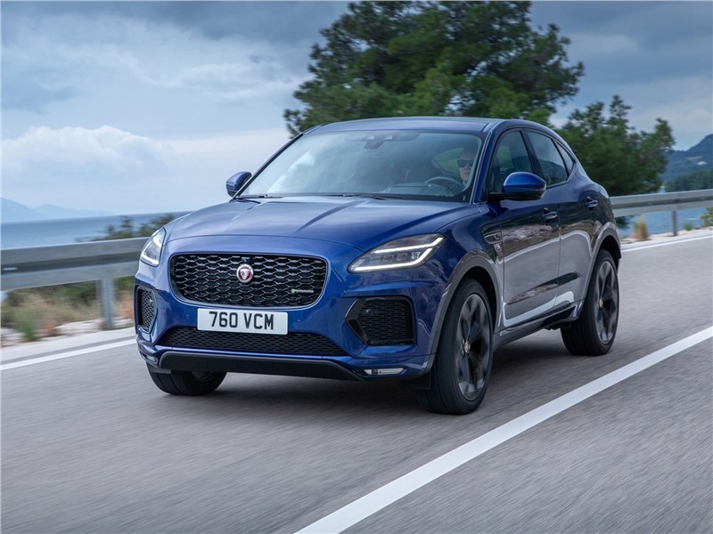 Jaguar E-Pace (2021) вид спереди