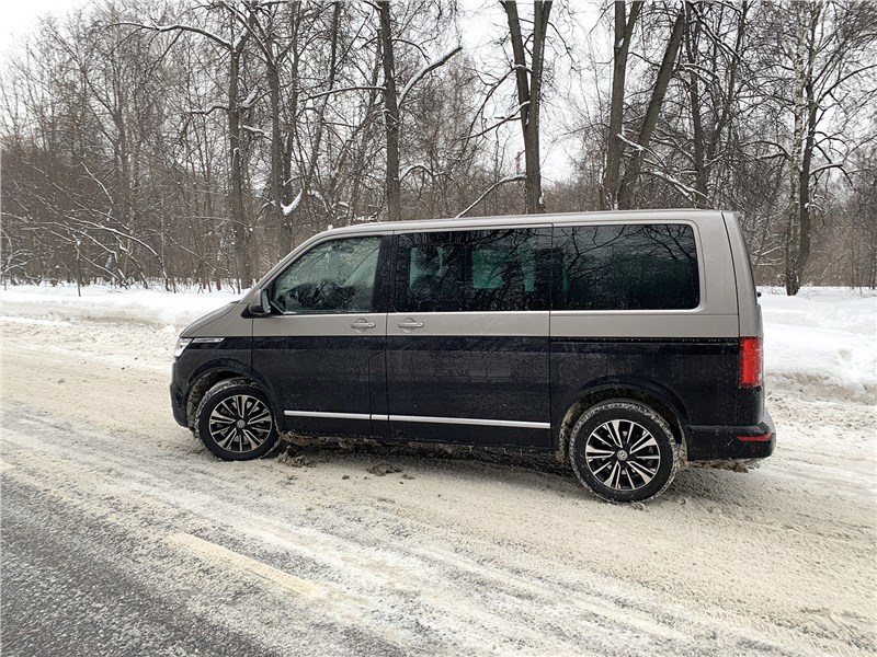 Volkswagen Multivan (2019) вид сбоку