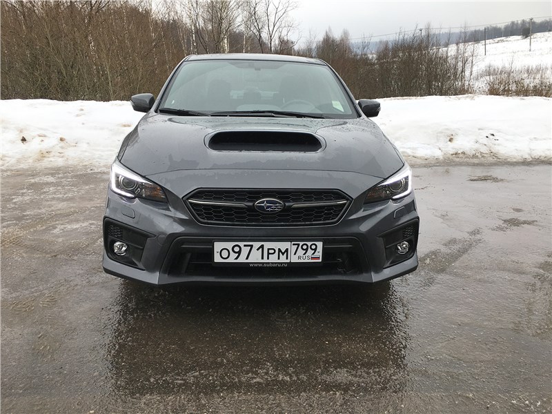 Subaru WRX STI (2018) вид спереди