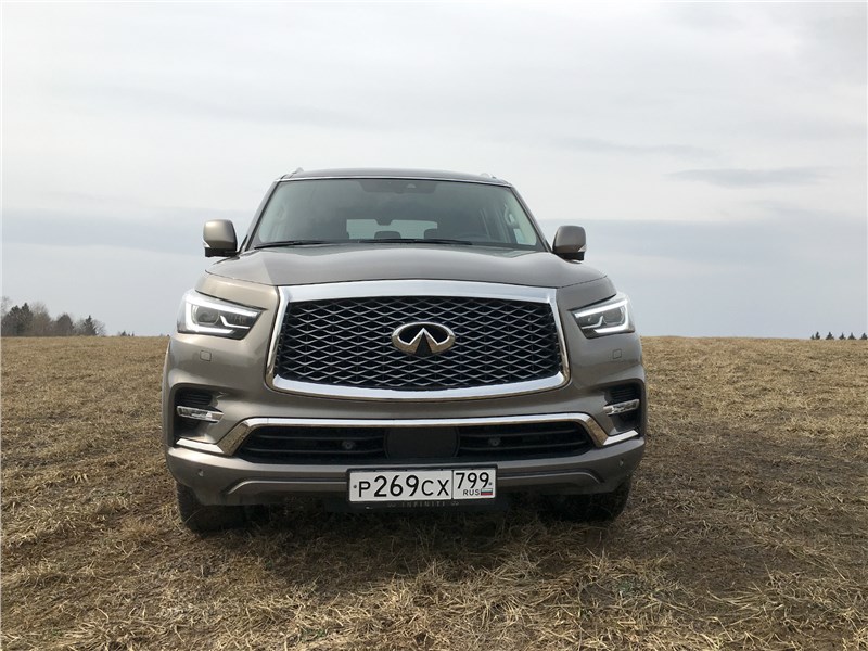 Infiniti QX80 (2021) вид спереди