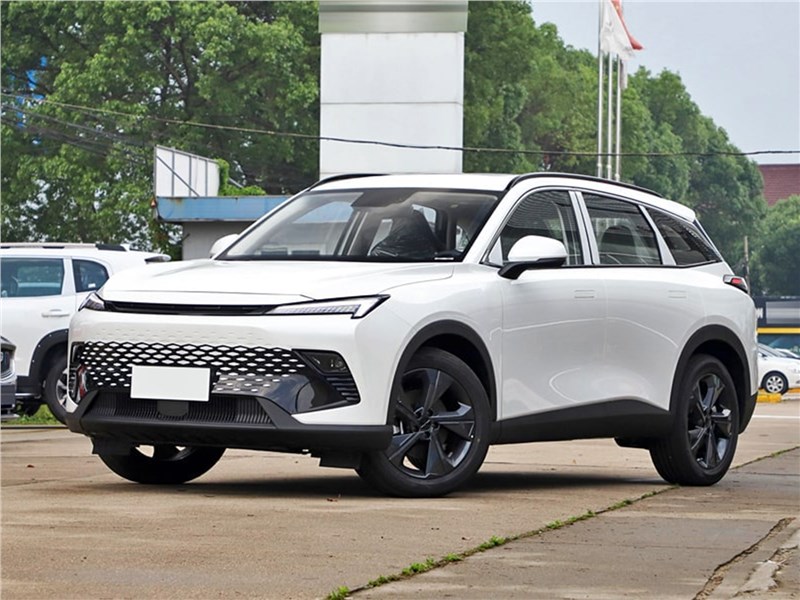 BAIC X55 (2023) вид спереди