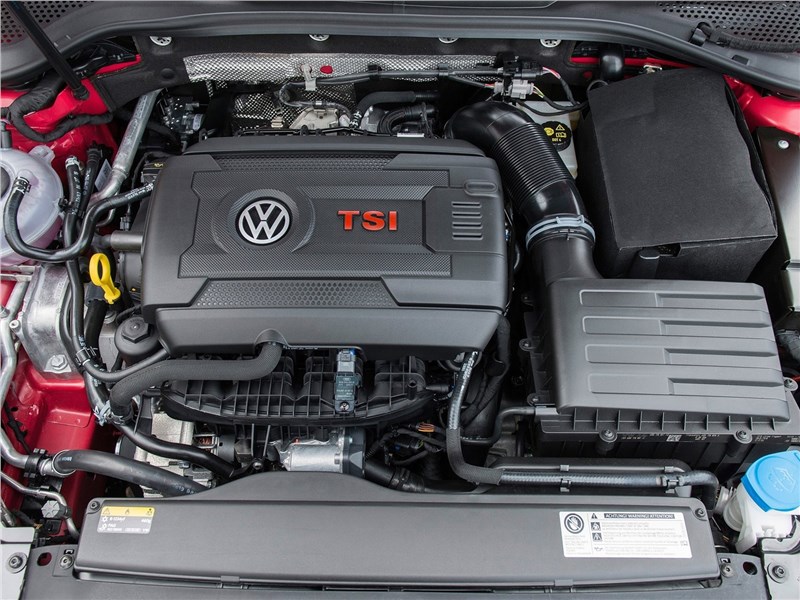 Volkswagen Golf GTI 2017 моторный отсек