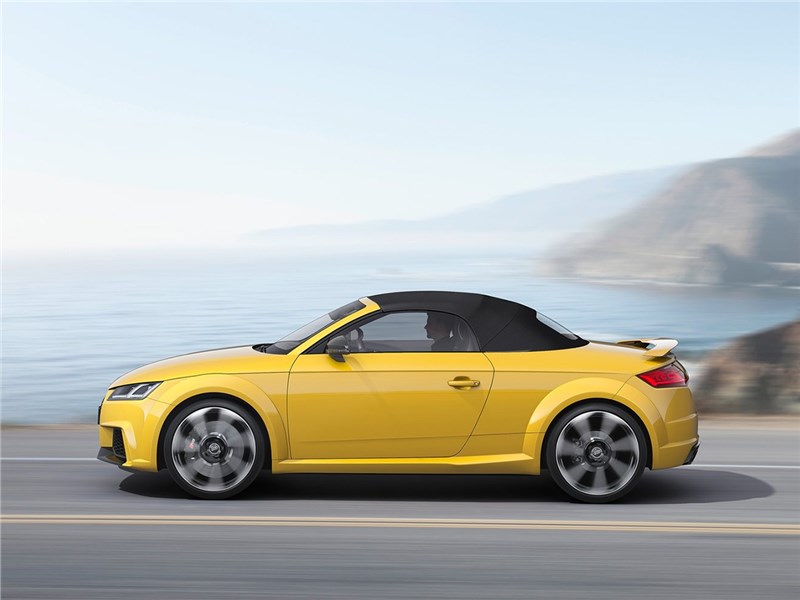 Audi TT RS Roadster 2017 вид сбоку с поднятым верхом