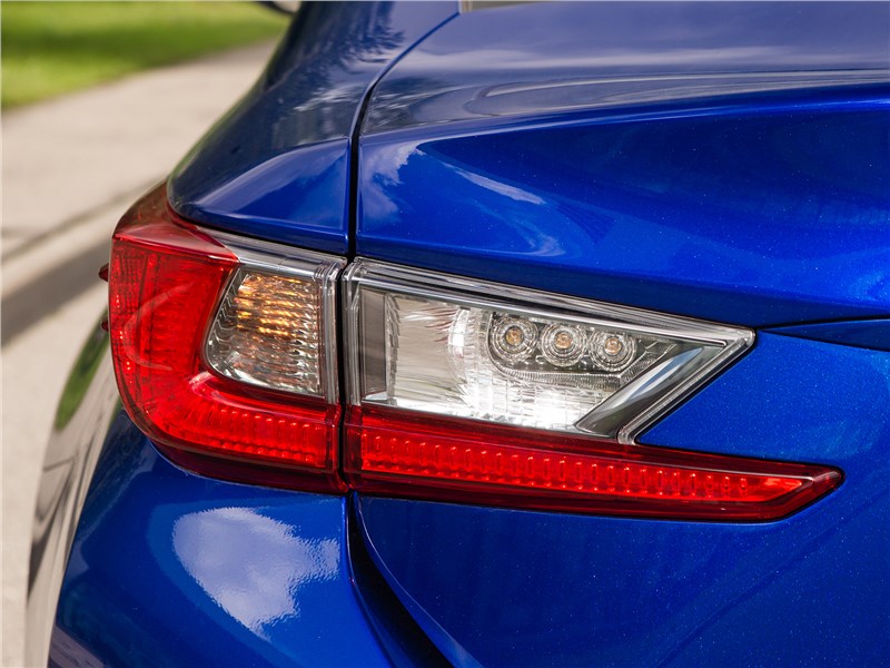 Lexus RC 2015 задний фонарь