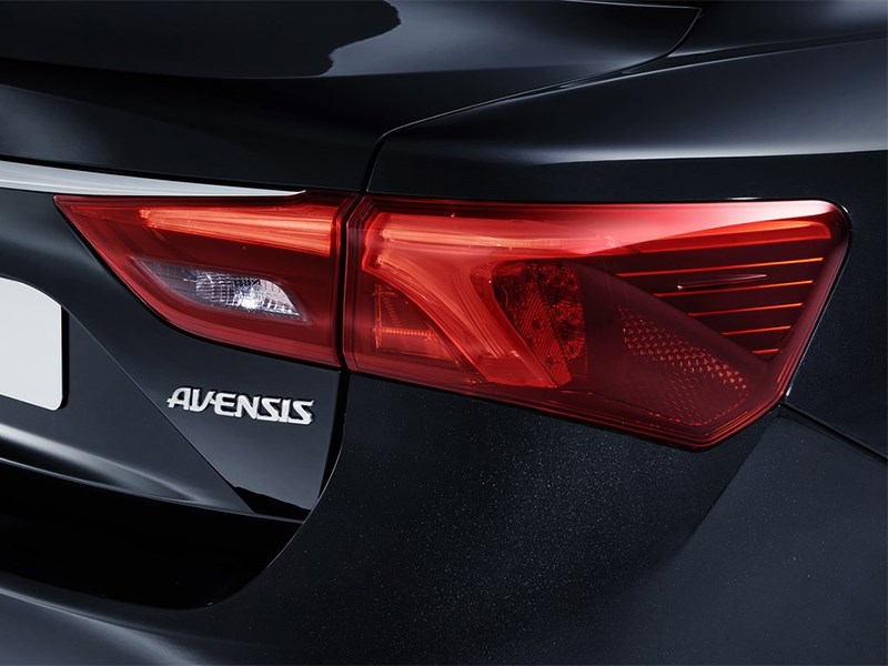 Toyota Avensis универсал 2015 задний фонарь