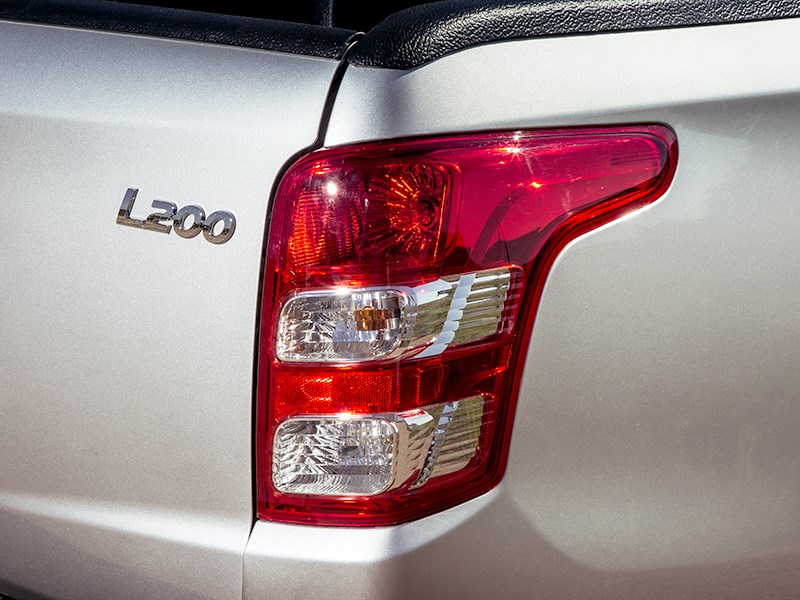 Mitsubishi L200 2016 задний фонарь