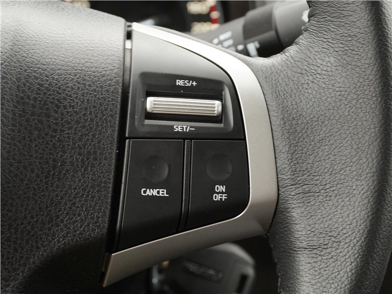 Isuzu D-Max 2016 кнопки на руле