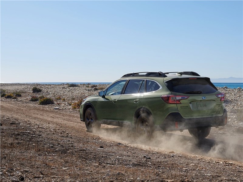 Subaru Outback 2020 вид сзади
