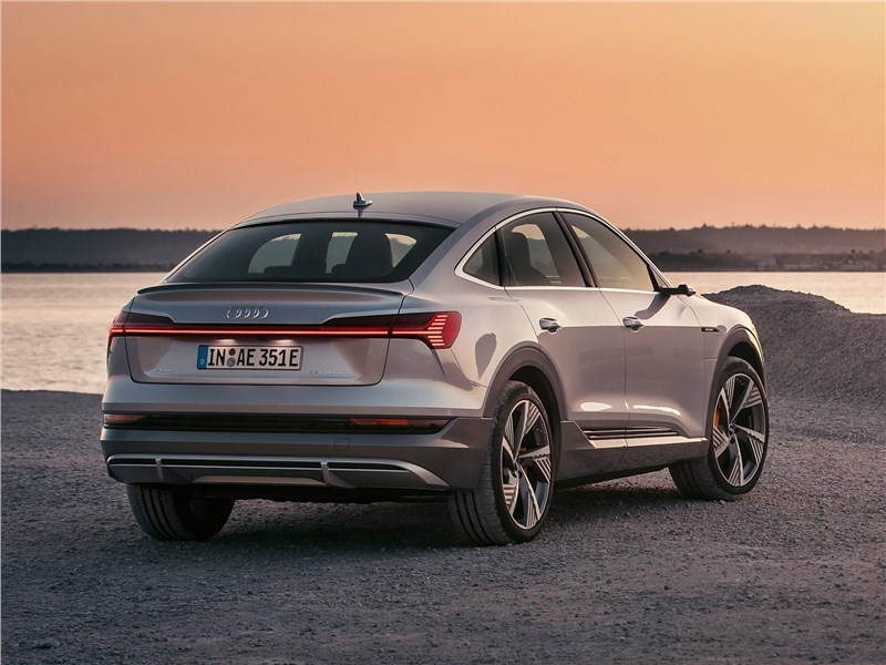 Audi e-tron Sportback 2021 вид сзади