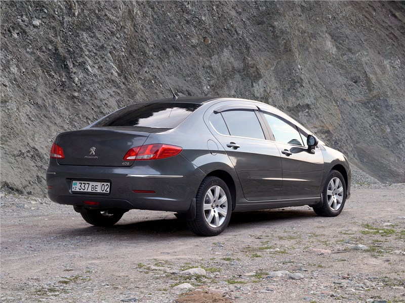 Peugeot 408 2012 вид сзади сбоку