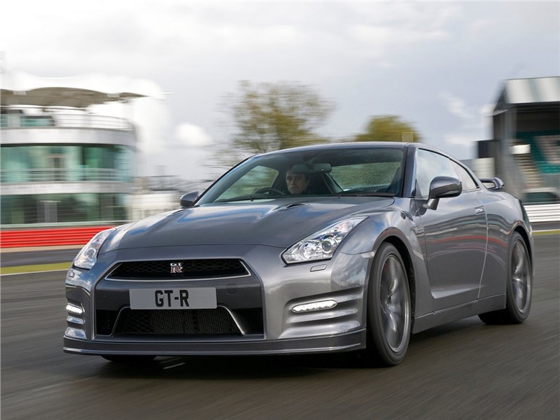 Nissan GT-R 2011 вид спереди