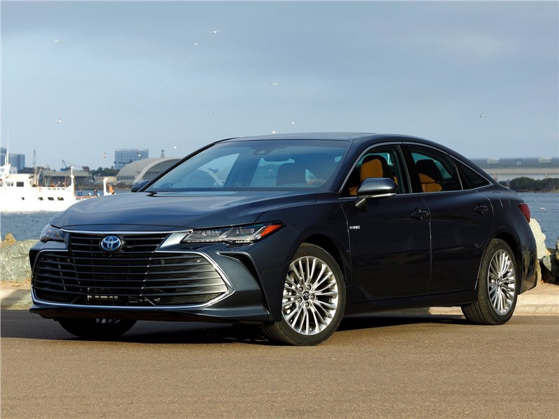 Toyota Avalon (2019) вид спереди