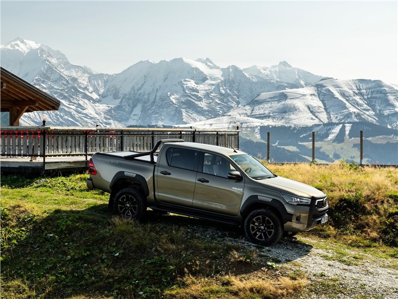 Toyota Hilux (2021) вид сбоку