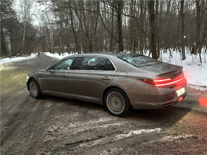 Genesis G90 L (2020) вид сзади