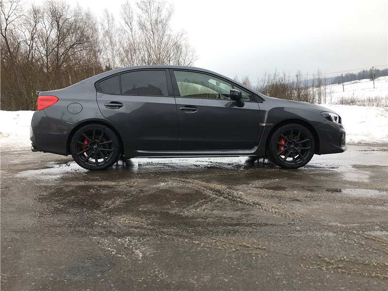 Subaru WRX STI (2018) вид сбоку