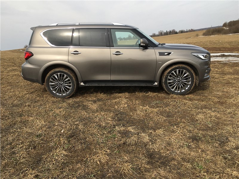 Infiniti QX80 (2021) вид сбоку