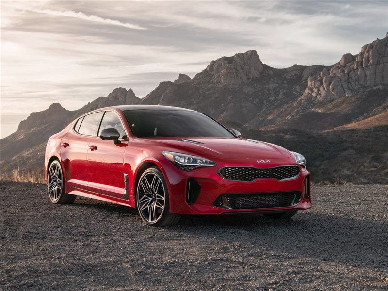 Kia Stinger (2022) вид спереди