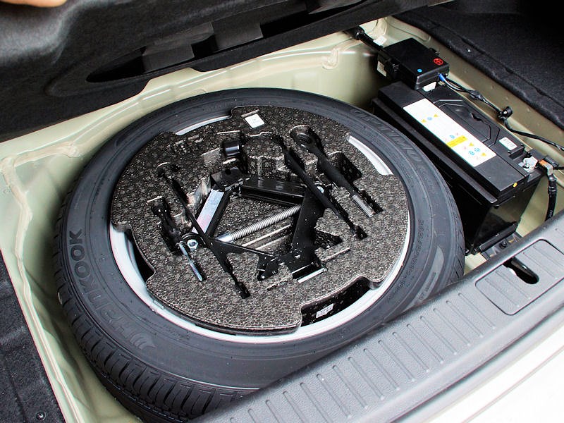 Kia Quoris 2013 запасное колесо и аккумулятор
