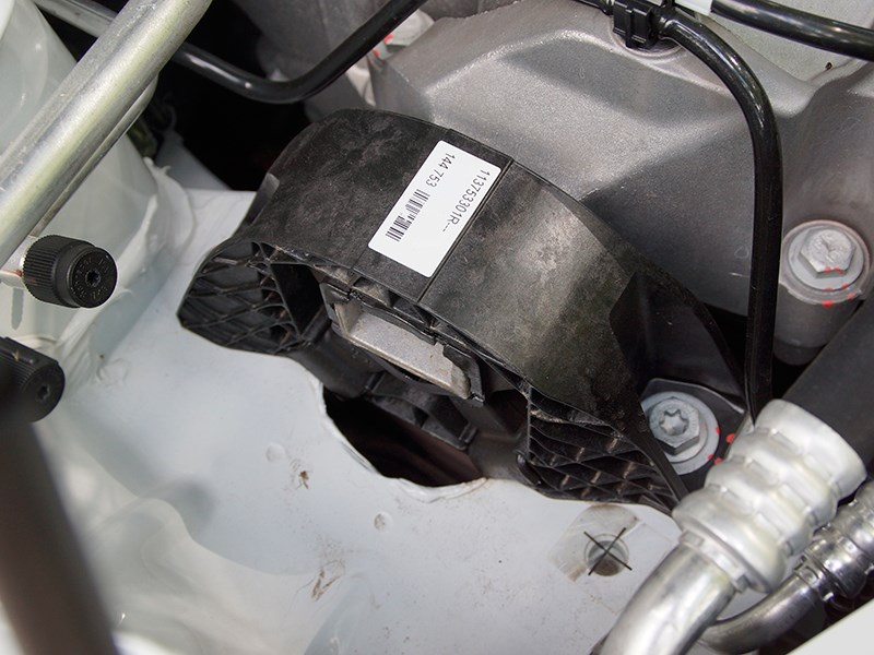 Nissan Almera 2014 правая опора двигателя 