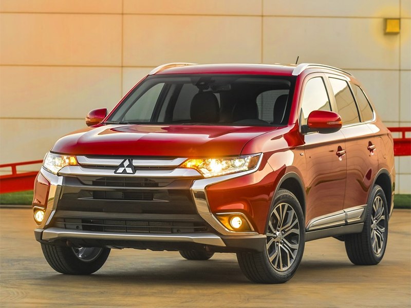 Mitsubishi Outlander 2016 вид спереди