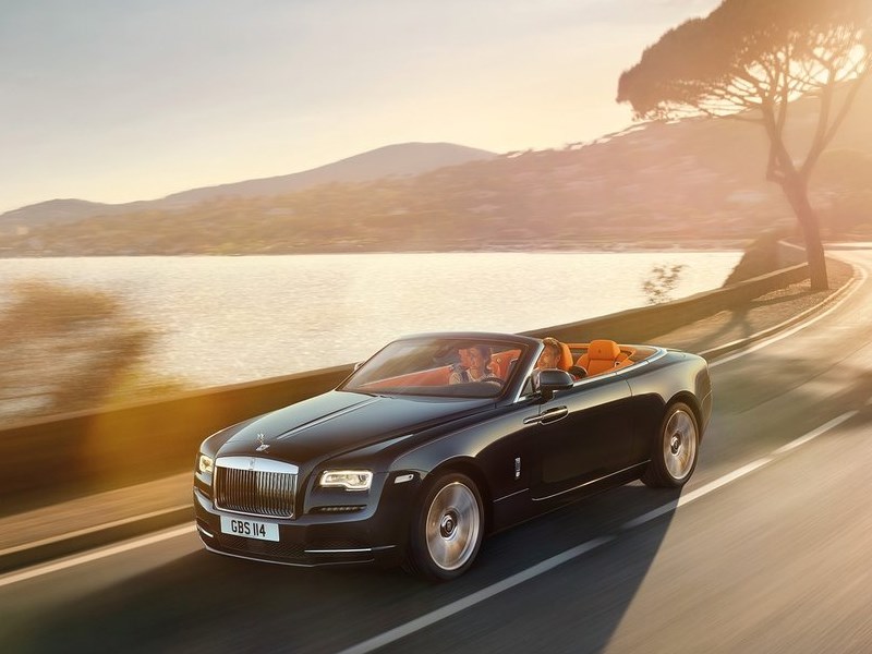 Rolls-Royce Dawn 2017 вид спереди сверху