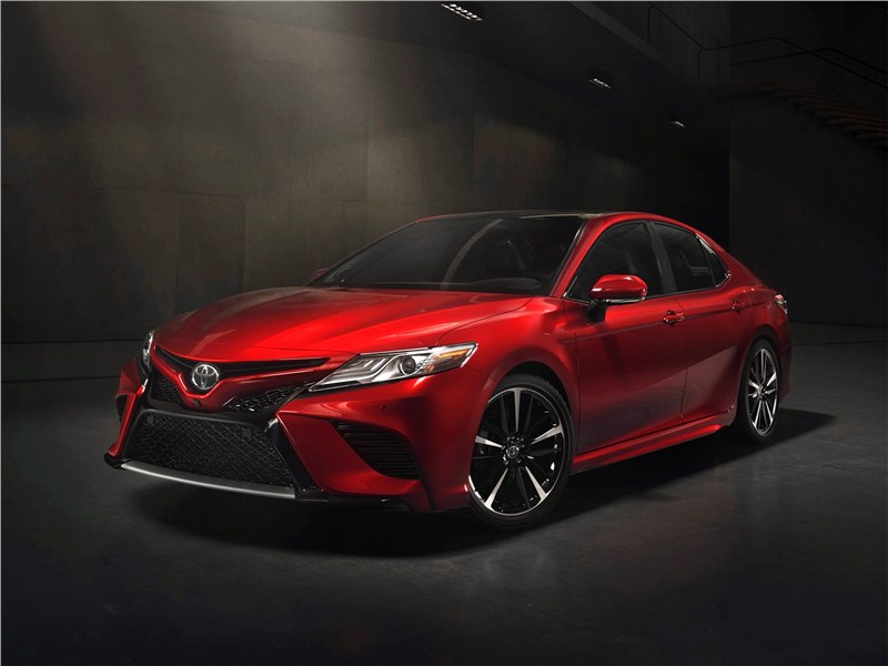 Toyota Camry 2018 вид спереди