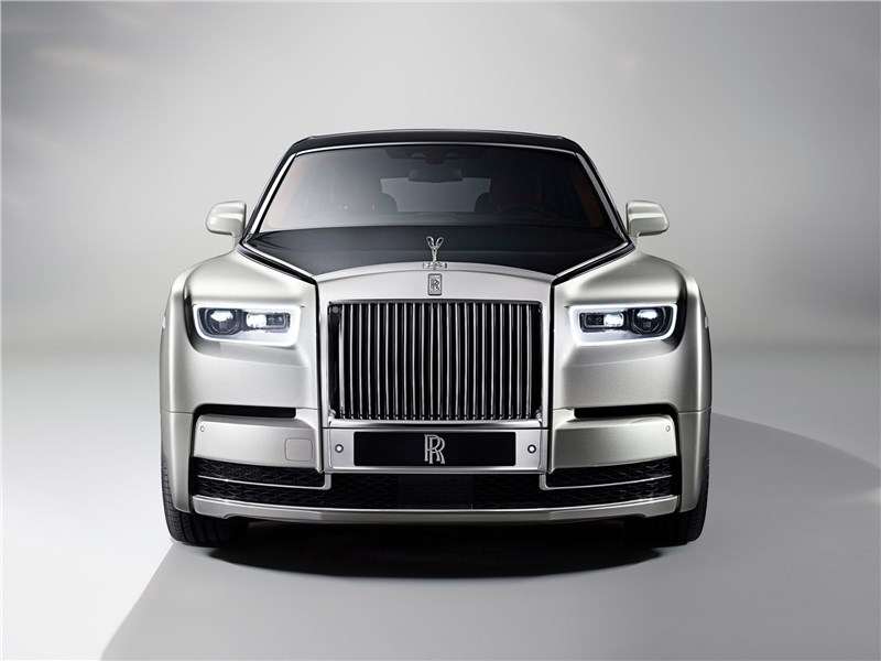 Rolls-Royce Phantom 2018 вид спереди