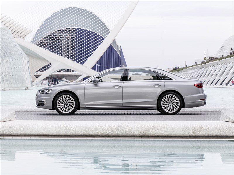 Audi A8 L 2018 вид сбоку