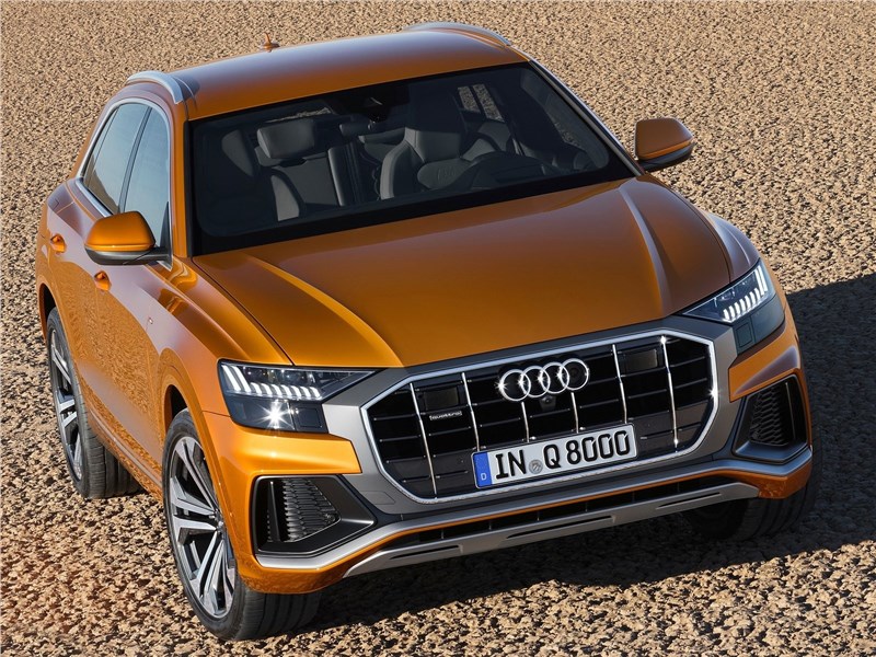 Audi Q8 2019 вид спереди сверху