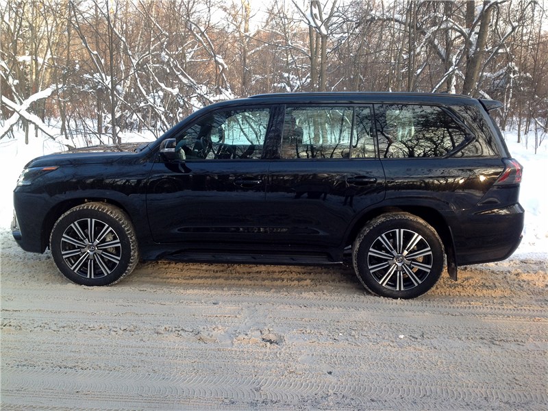 Lexus LX 2016 вид сбоку