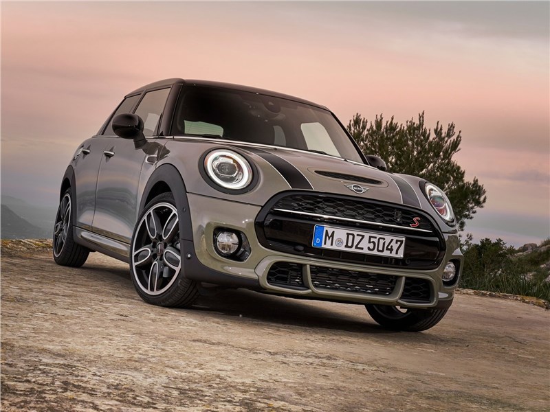 Mini Cooper S 5-door 2019 вид спереди